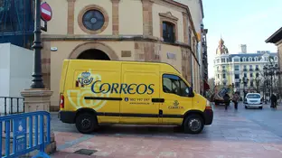 Una furgoneta de Correos. Una furgoneta de Correos.