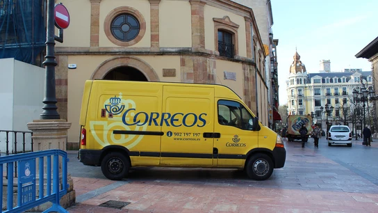 Una furgoneta de Correos. Una furgoneta de Correos.