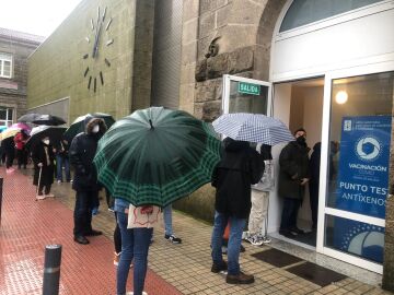 La lluvia no frena la afluencia a los puntos de cribado habilitados en Galicia