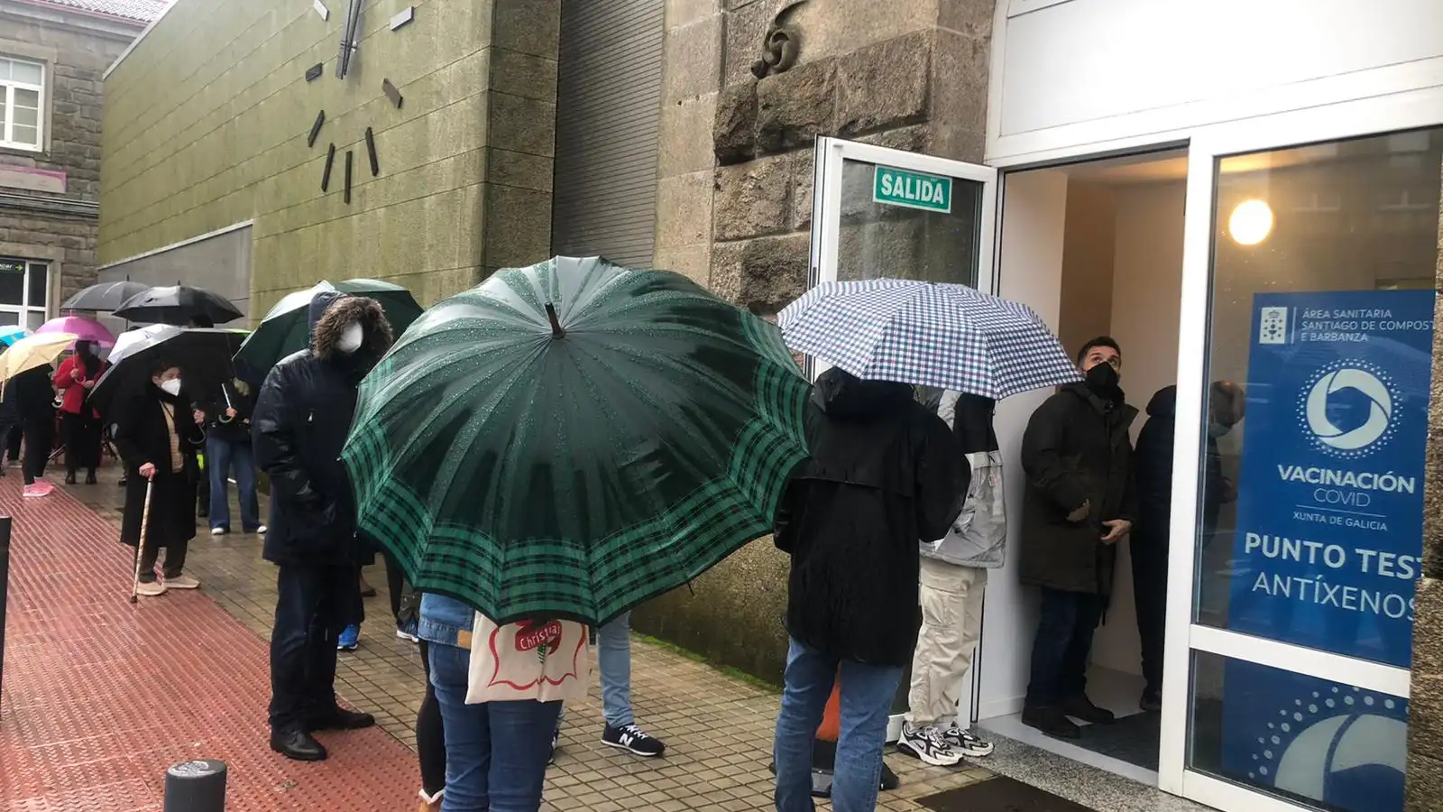La lluvia no frena la afluencia a los puntos de cribado habilitados en Galicia