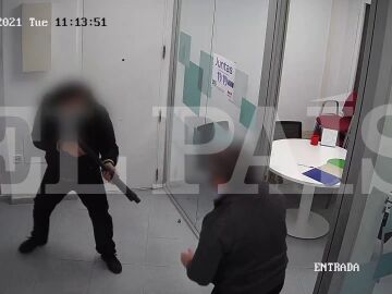 Las duras imágenes del tiroteo en una empresa de Barcelona con el que un hombre hirió a tres personas