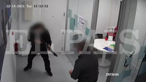 Las duras imágenes del tiroteo en una empresa de Barcelona con el que un hombre hirió a tres personas Las duras imágenes del tiroteo en una empresa de Barcelona con el que un hombre hirió a tres personas