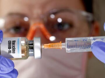 La tercera dosis de la vacuna contra el coronavirus es menos eficaz frente a la variante ómicron