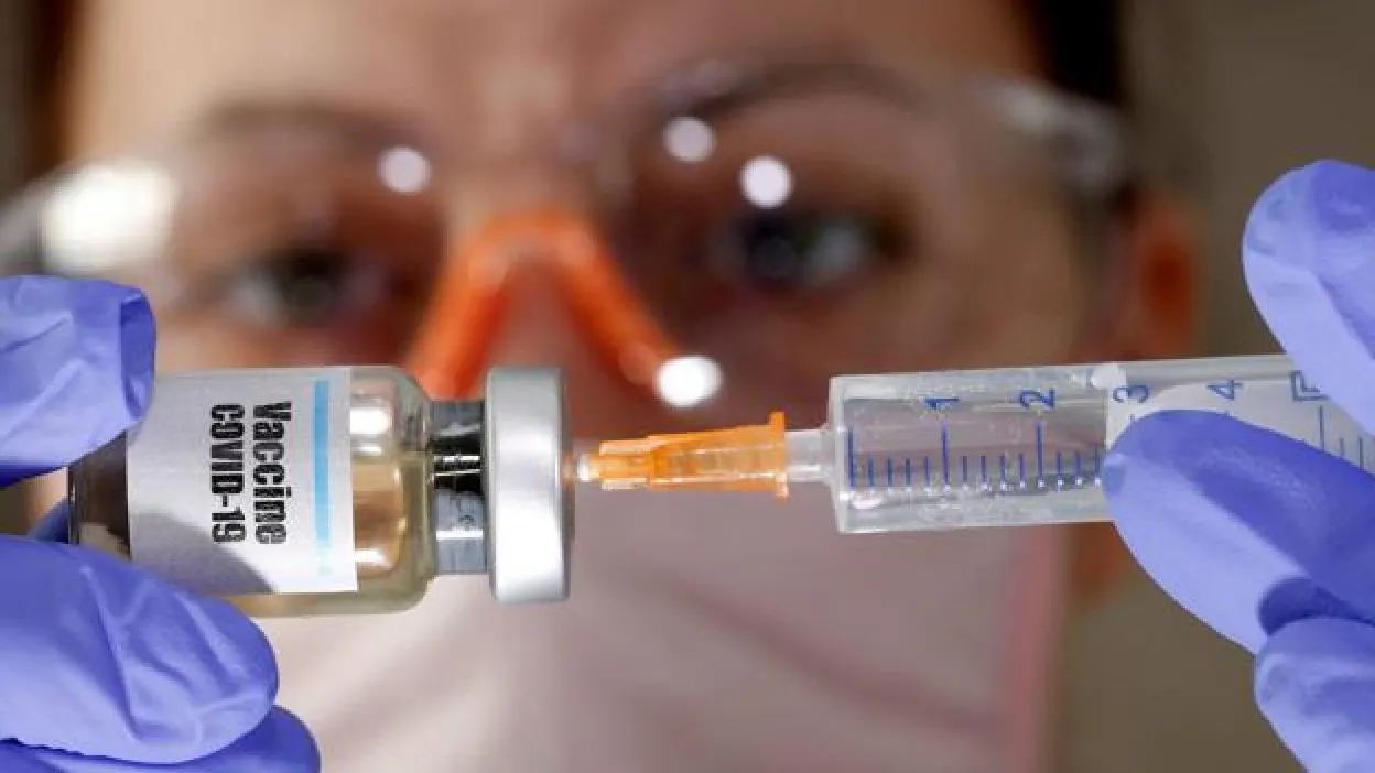 La tercera dosis de la vacuna contra el coronavirus es menos eficaz frente a la variante ómicron La tercera dosis de la vacuna contra el coronavirus es menos eficaz frente a la variante ómicron