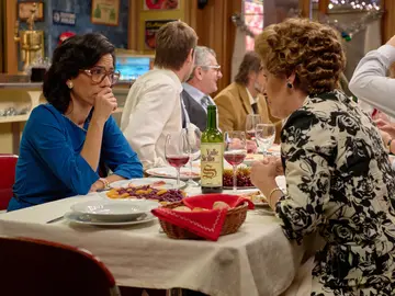 Los Gómez reúnen en ‘El Asturiano’ a sus amigos para una Nochebuena especial pero… ¿quién falta? Los Gómez reúnen en ‘El Asturiano’ a sus amigos para una Nochebuena especial pero… ¿quién falta?