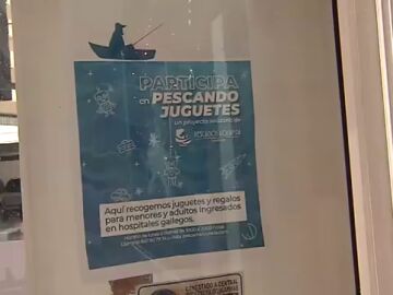 'Pescando juguetes', la iniciativa solidaria que va desde una pescadería de A Coruña a los hospitales gallegos