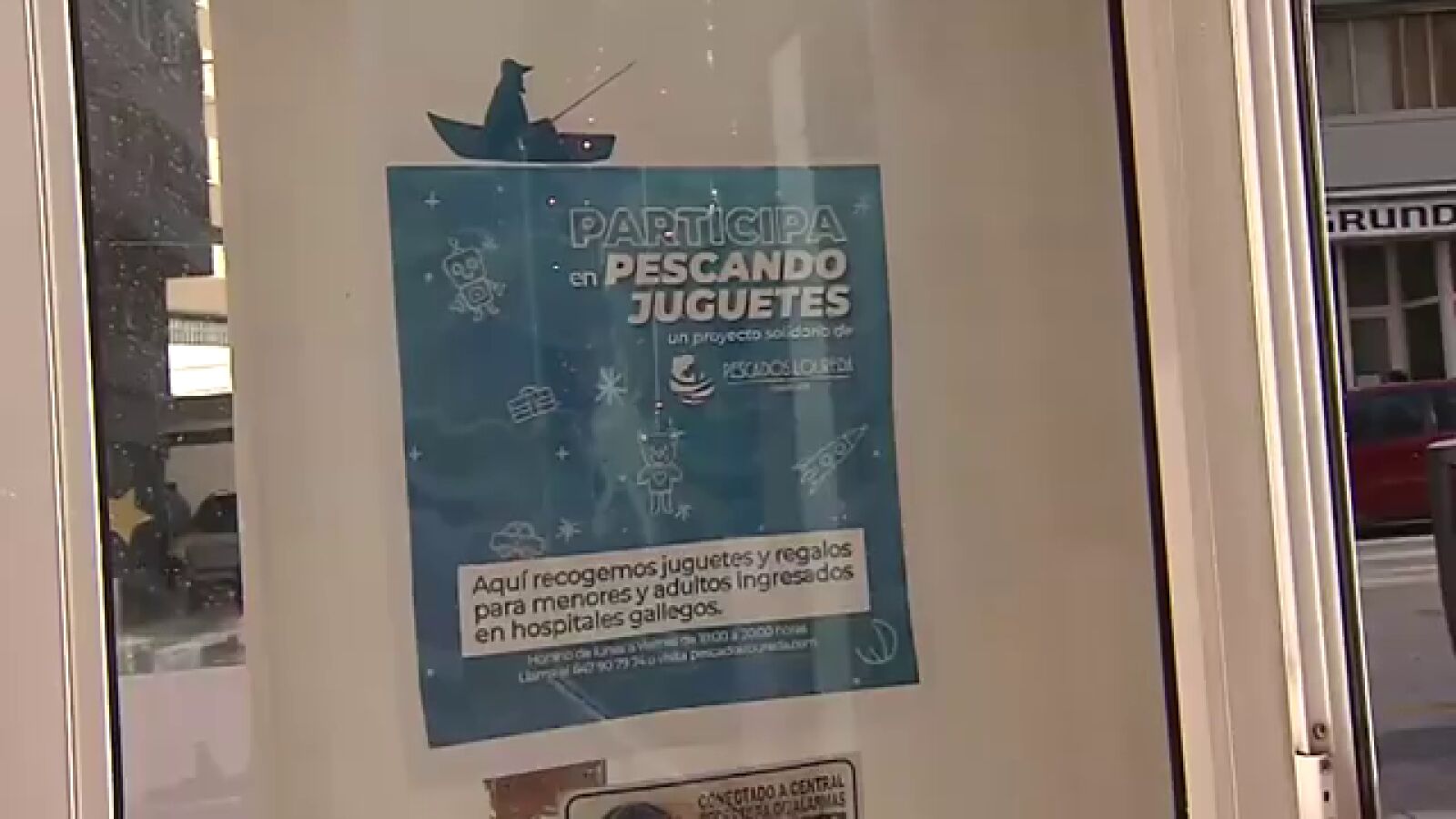 'Pescando juguetes', la iniciativa solidaria que va desde una pescadería de A Coruña a los hospitales gallegos