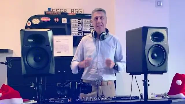 Xavier Garc&iacute;a Albiol se convierte en DJ para felicitar la Navidad: "Es la primera vez que pincho"