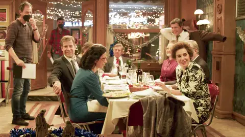 Manu Baqueiro nos da la bienvenida a la cena de Nochebuena de ‘Amar es para siempre’ para vivirla junto a todos los actores Detrás de las cámaras