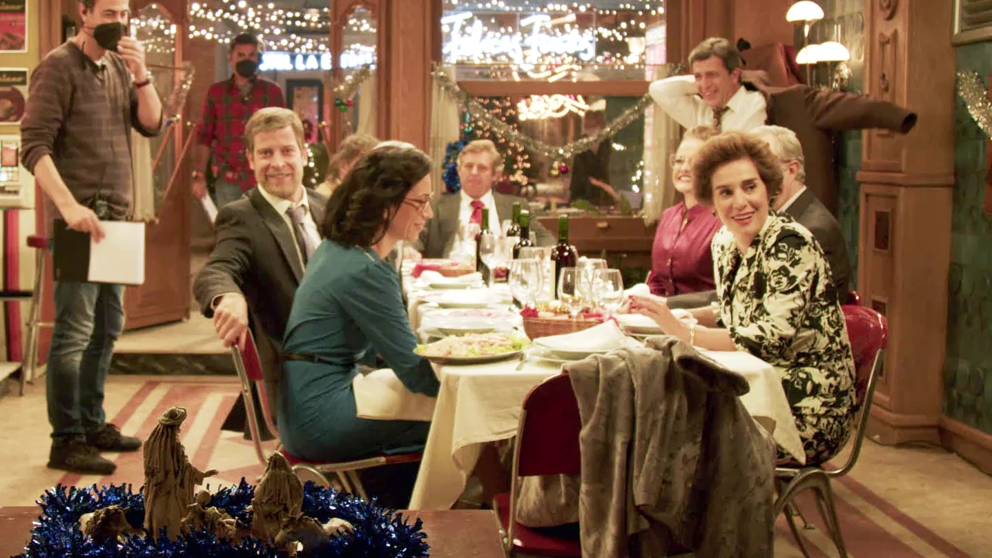 Manu Baqueiro nos da la bienvenida a la cena de Nochebuena de ‘Amar es para siempre’ para vivirla junto a todos los actores Detrás de las cámaras