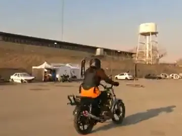 Mujeres montan en moto en Irán. Mujeres montan en moto en Irán.