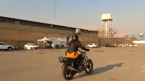 Mujeres montan en moto en Irán. Mujeres montan en moto en Irán.