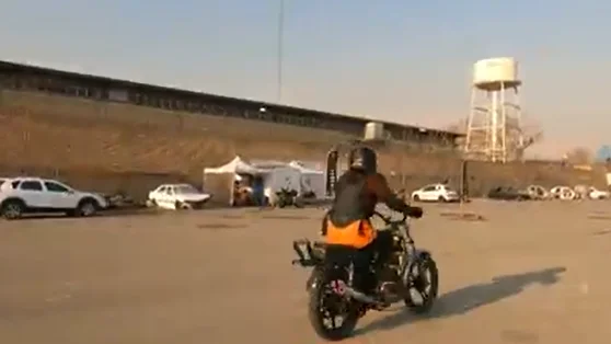 Mujeres montan en moto en Irán. Mujeres montan en moto en Irán.