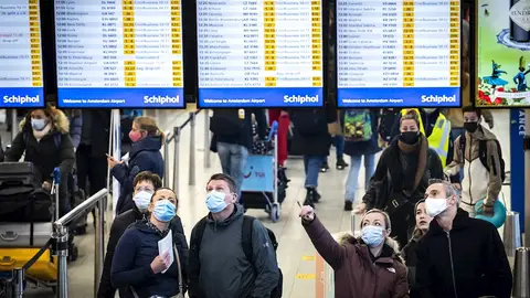 Viajeros fueron registrados este jueves en el aeropuerto Internacional de Schiphol, en Amsterdam (Países Bajos; Holanda) Viajeros fueron registrados este jueves en el aeropuerto Internacional de Schiphol, en Amsterdam (Países Bajos; Holanda)