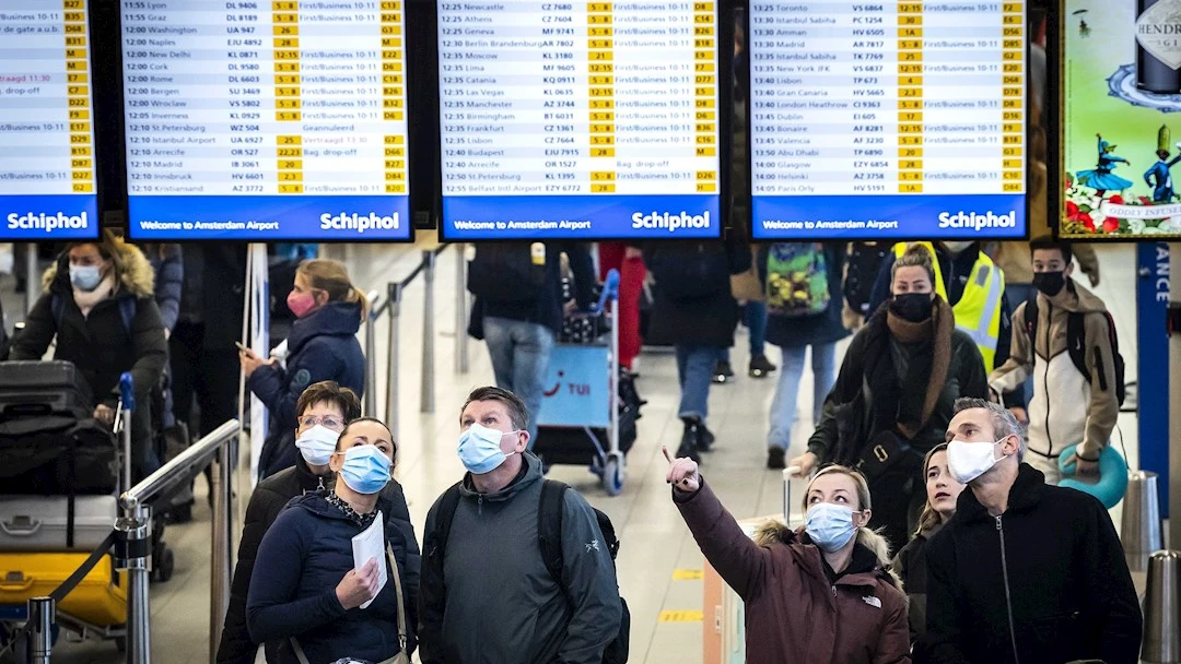 Viajeros fueron registrados este jueves en el aeropuerto Internacional de Schiphol, en Amsterdam (Pa&iacute;ses Bajos; Holanda)