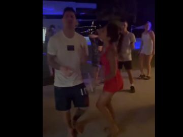 Messi sorprende con un romántico baile junto a Antonella en la fiesta de Nochebuena