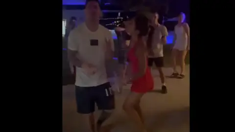 Messi sorprende con un romántico baile junto a Antonella en la fiesta de Nochebuena Messi sorprende con un romántico baile junto a Antonella en la fiesta de Nochebuena