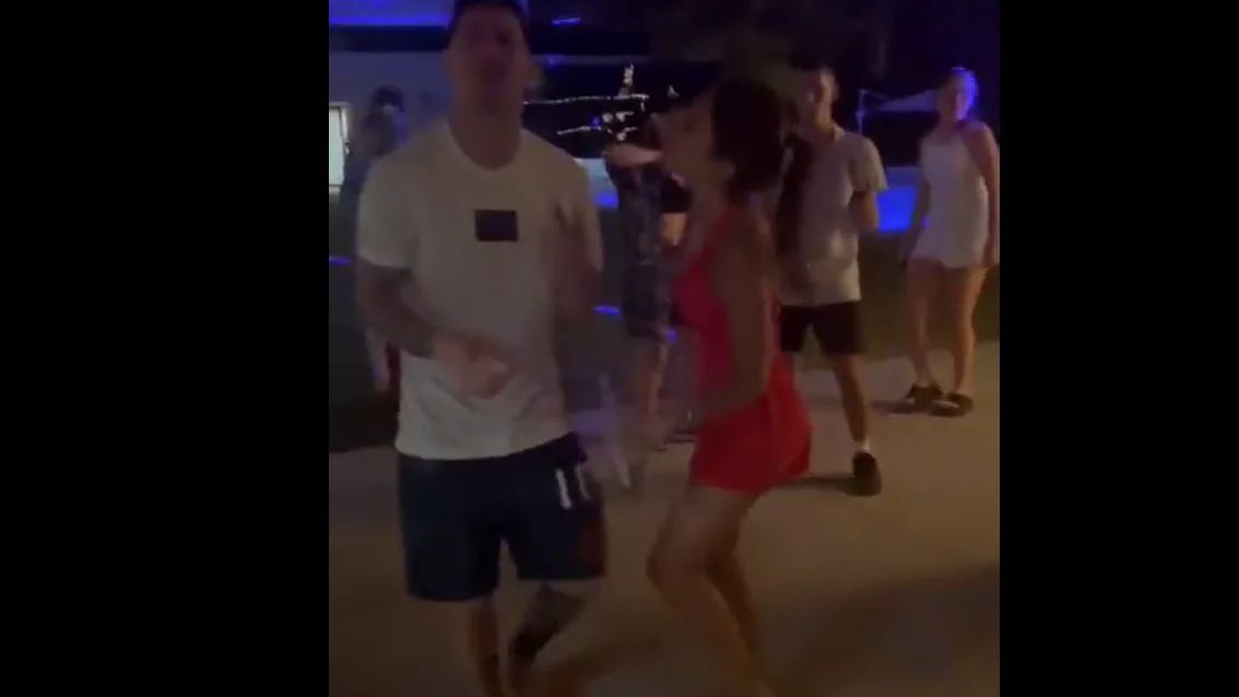 Messi sorprende con un rom&aacute;ntico baile junto a Antonella en la fiesta de Nochebuena