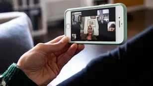 Imagen de archivo de varias personas reunidas por videoconferencia