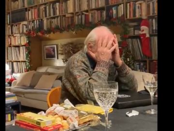 La emocionante reacción de un anciano al ver su regalo de Navidad: una camiseta del Atlético de Madrid