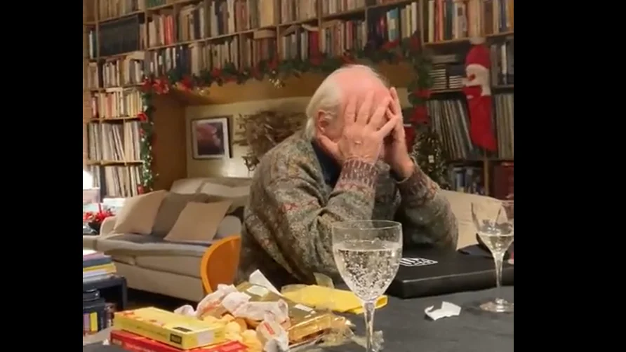 La emocionante reacción de un anciano al ver su regalo de Navidad: una camiseta del Atlético de Madrid La emocionante reacción de un anciano al ver su regalo de Navidad: una camiseta del Atlético de Madrid