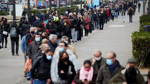 El primer aniversario de la vacunación contra el coronavirus llega con más de 37 millones de españoles inmunizados El primer aniversario de la vacunación contra el coronavirus llega con más de 37 millones de españoles inmunizados