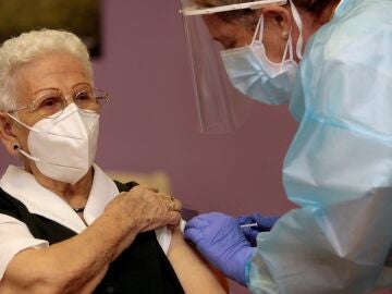 Efemérides de hoy 27 de diciembre de 2021. Empieza la vacunación contra el coronavirus.