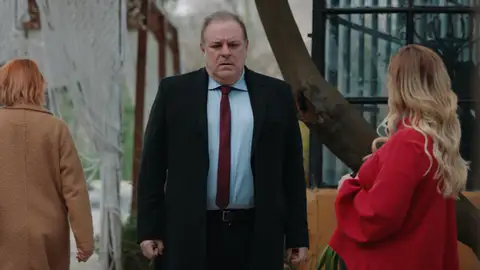 ¿Qué relación hay entre Haluk y la madre de Selçuk? Haluk pierde el habla al ver a la madre de Selçuk.