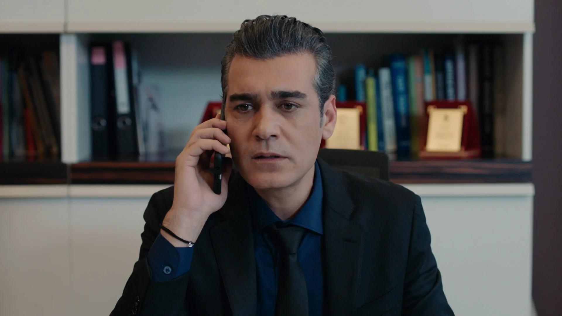 Volkan, desesperado al saber que Asya se va de la ciudad