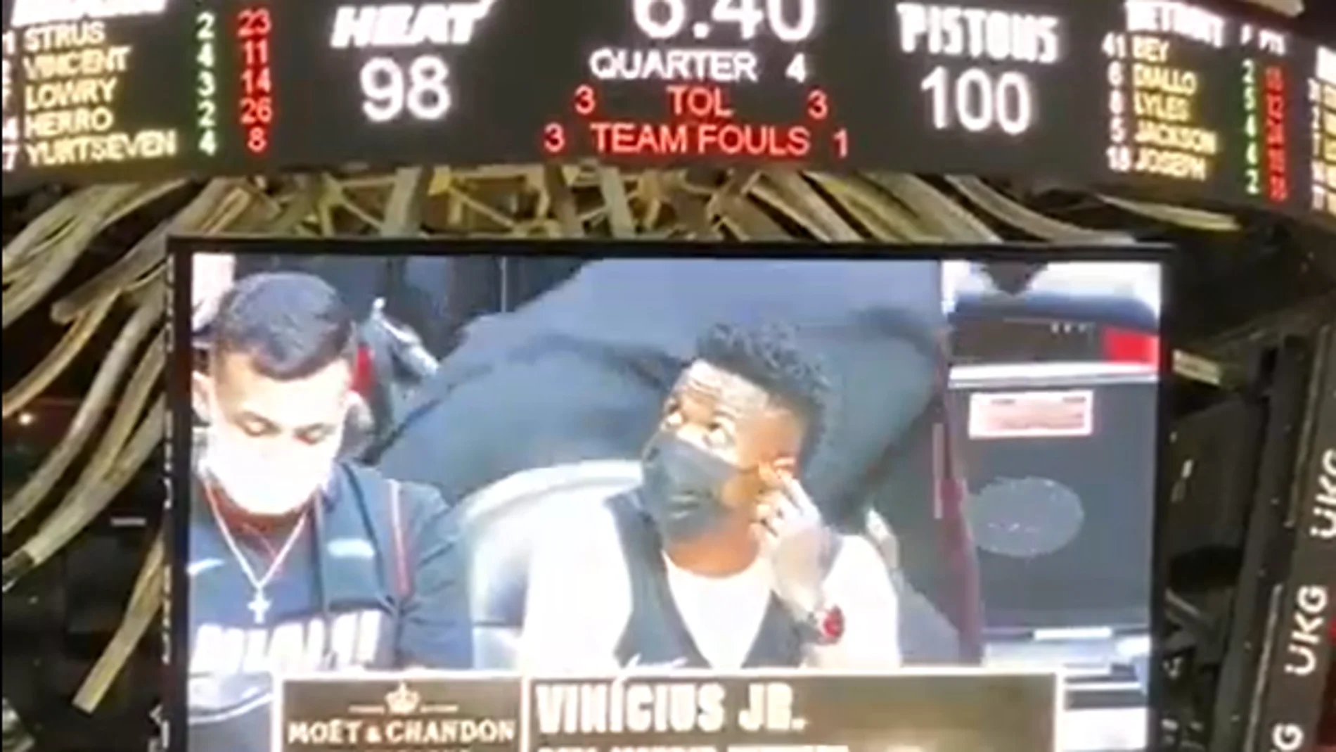 El incómodo momento de Vinicius en la cancha de los Miami Heat: ¿no le conocen o no se dieron cuenta?