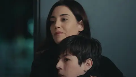 Asya vuelve con fuerza: “Ali es mi hijo y vengo a llevármelo” Asya llega por sorpresa a casa de Volkan y Derin.