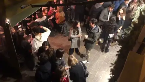 Cataluña bate récord de contagios por coronavirus mientras se repiten las imágenes de aglomeraciones Cataluña bate récord de contagios por coronavirus mientras se repiten las imágenes de aglomeraciones