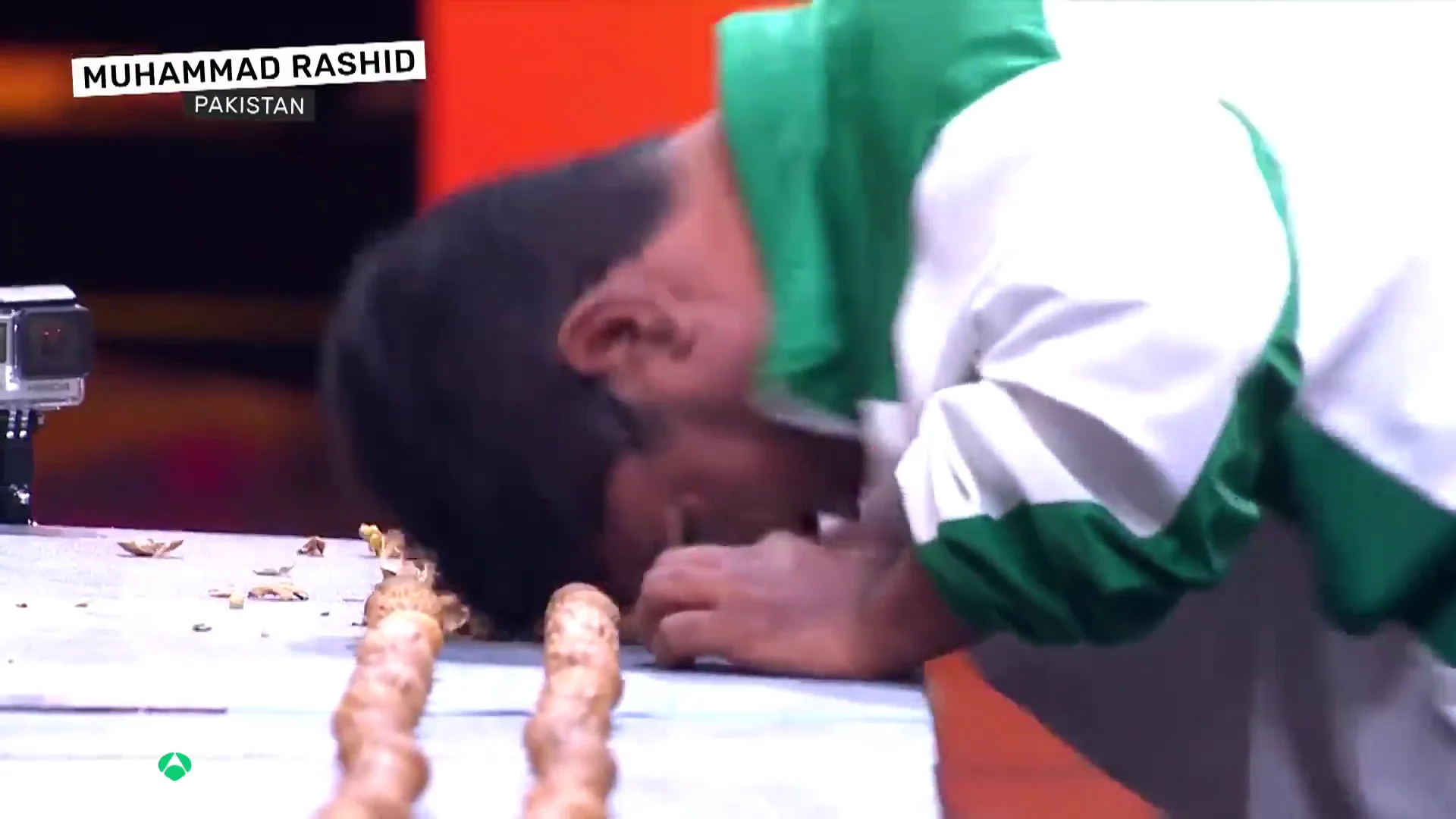 Muhammad Rashid, el 'Bruce Lee pakistaní' que parte nueces y mangos con su cabeza Muhammad Rashid, el 'Bruce Lee pakistaní' que parte nueces y mangos con su cabeza