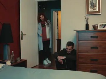 Bahar pilla a Volkan llorando en la habitación de Asya Bahar pilla a Volkan llorando en la habitación de Asya