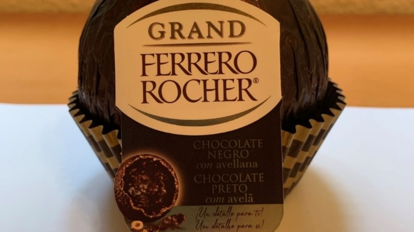 Alerta alimentaria por algunos lotes del 'Grand Ferrero Rocher Dark' con un error en el etiquetado