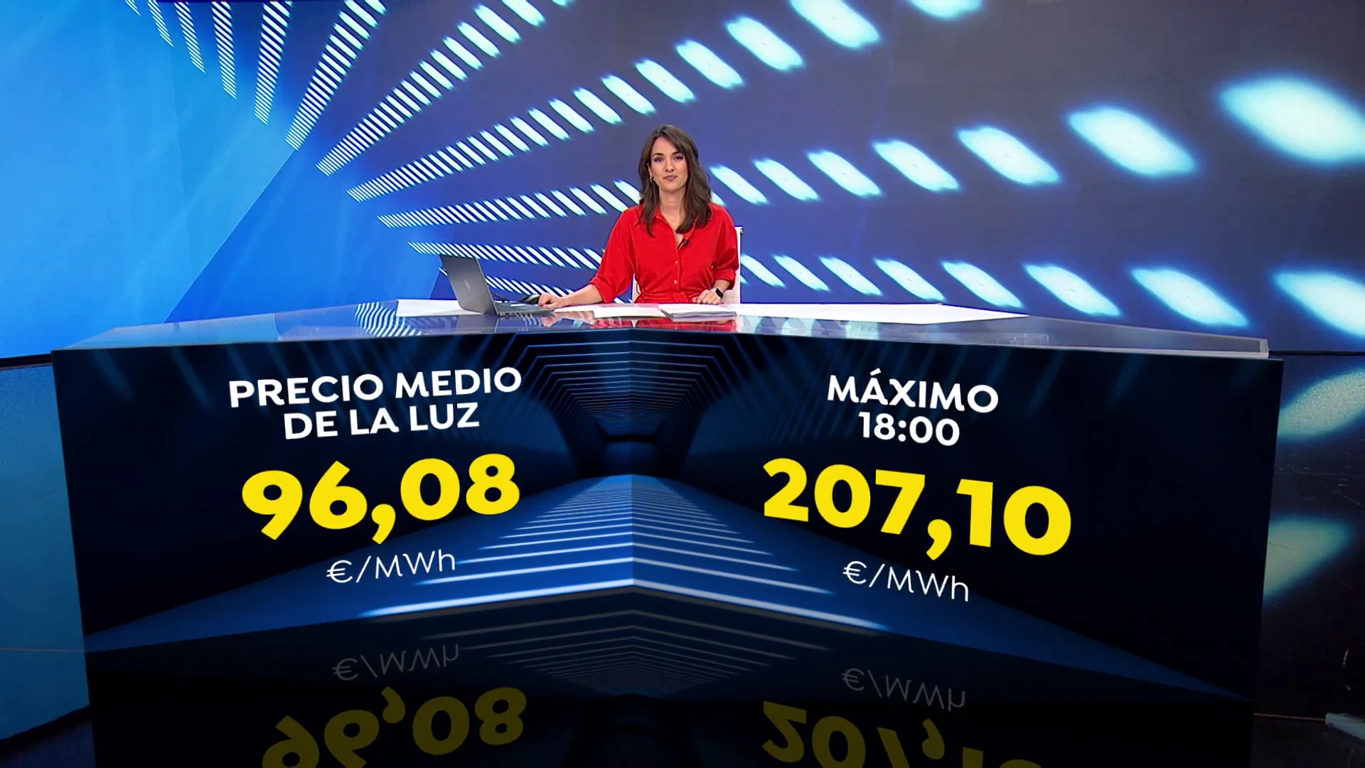 La factura de la luz nos da hoy un respiro al bajar la barrera de los 100 euros y marcar su precio m&aacute;s bajo desde noviembre