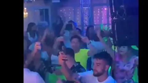 Messi enloquece en su fiesta de Nochebuena con amigos y familia como nunca le habíamos visto Messi enloquece en su fiesta de Nochebuena con amigos y familia como nunca le habíamos visto