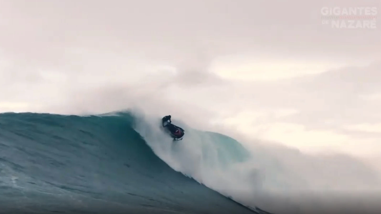 El estremecedor accidente de Lucas 'Cumbo' e Ian Cosenza en una ola de Nazaré El estremecedor accidente de Lucas 'Cumbo' e Ian Cosenza en una ola de Nazaré