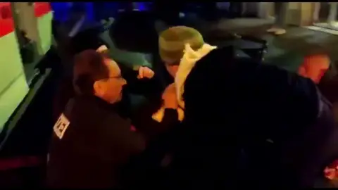 Polémica en Alemania después de que en una protesta contra las restricciones por el COVID-19 un niño de 4 años resultase herido por gas pimienta Polémica en Alemania después de que en una protesta contra las restricciones por el COVID-19 un niño de 4 años resultase herido por gas pimienta