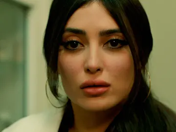 Müjgan descubre que Adnan es hijo de Yilmaz Müjgan descubre que Adnan es hijo de Yilmaz