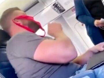 Expulsan de un avión a un hombre por llevar como mascarilla un tanga rojo 