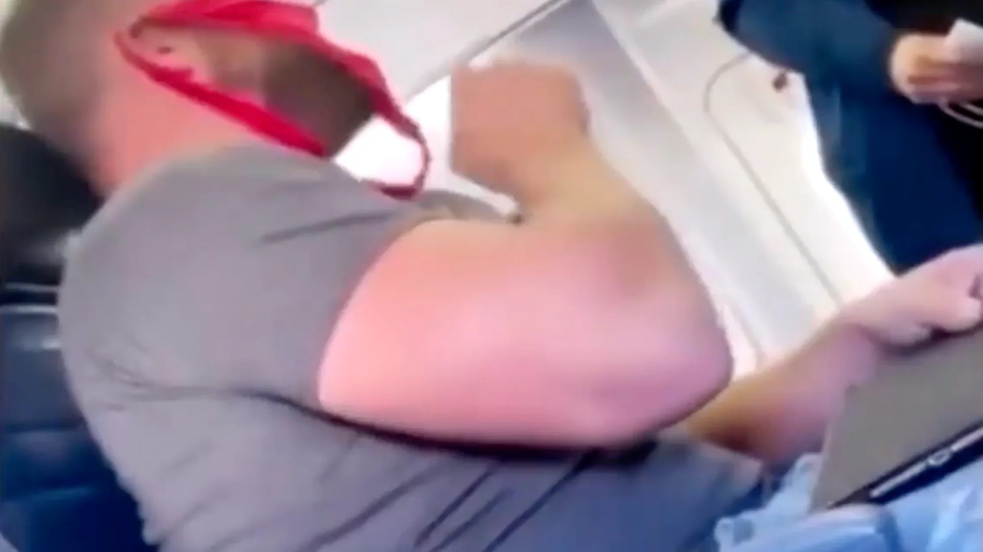 Expulsan de un avión a un hombre por llevar como mascarilla un tanga rojo Expulsan de un avión a un hombre por llevar como mascarilla un tanga rojo