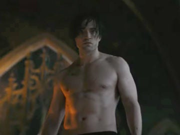 Robert Pattinson se quita la camiseta para mostra sus músculos en 'The Batman'