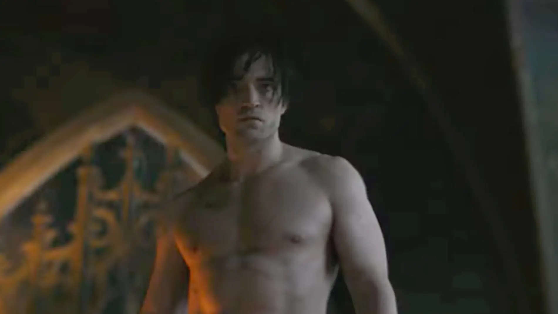 Robert Pattinson se quita la camiseta para mostra sus músculos en 'The Batman'
