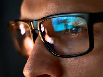 Los expertos no avalan los beneficios de las gafas con filtro para la luz azul. Los expertos no avalan los beneficios de las gafas con filtro para la luz azul.