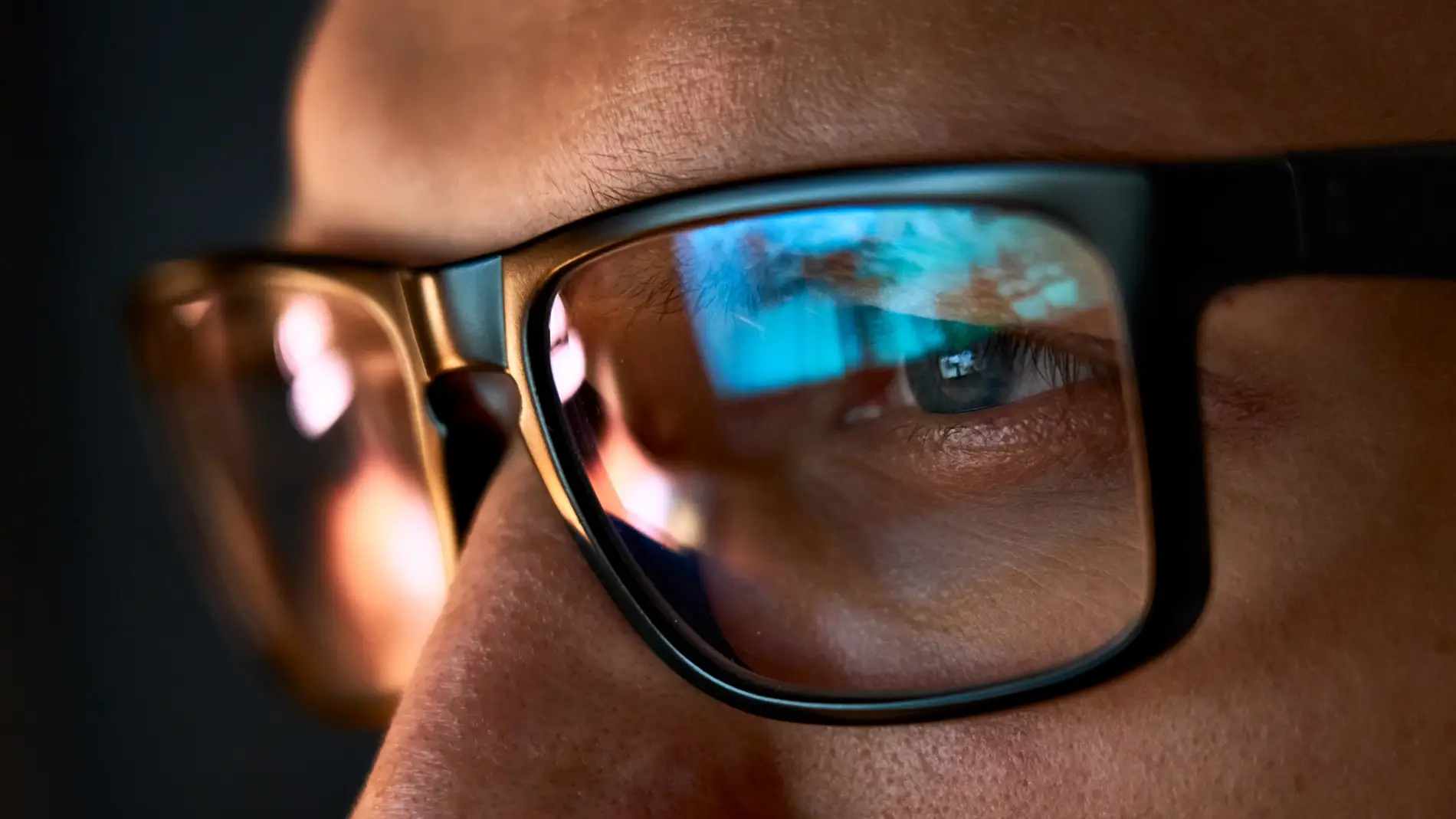 Los expertos no avalan los beneficios de las gafas con filtro para la luz azul.