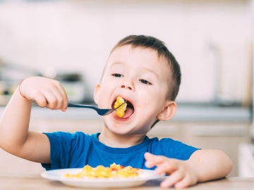 Salchichas, zumos y otros alimentos no recomendados en menores de dos años