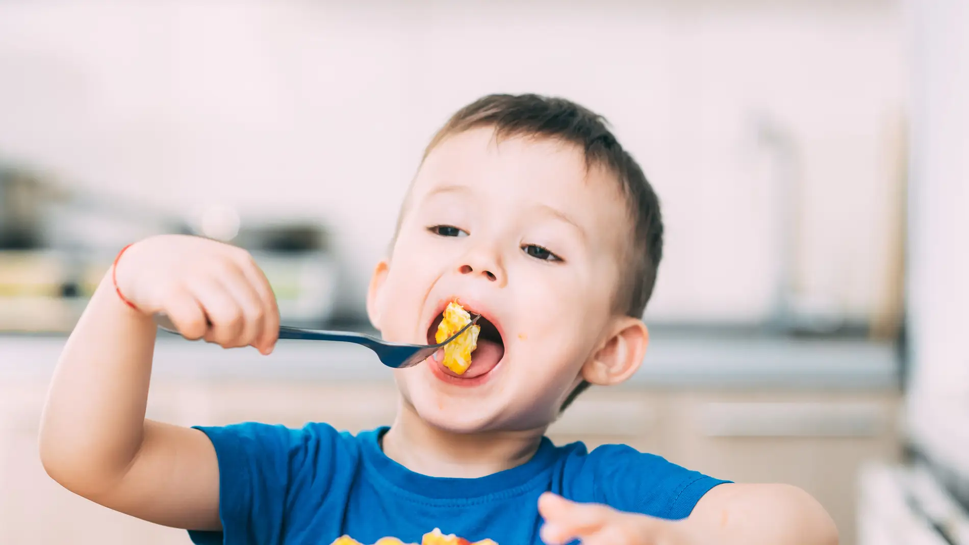 Salchichas, zumos y otros alimentos no recomendados en menores de dos años