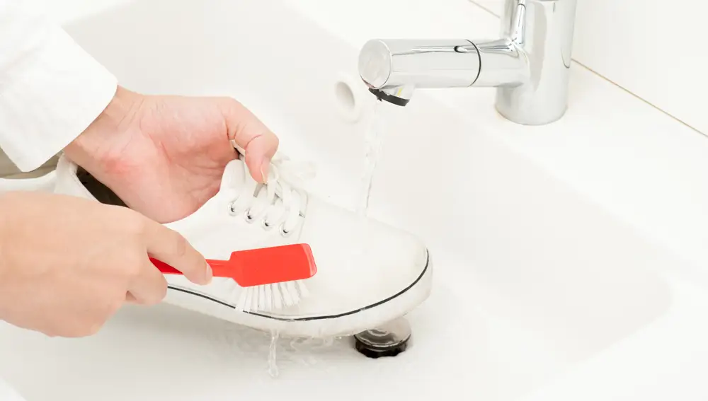 Limpiar zapato blanco