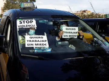 Taxistas de Barcelona denuncian la escalada de agresiones y exigen poder instalar cámaras en sus vehículos